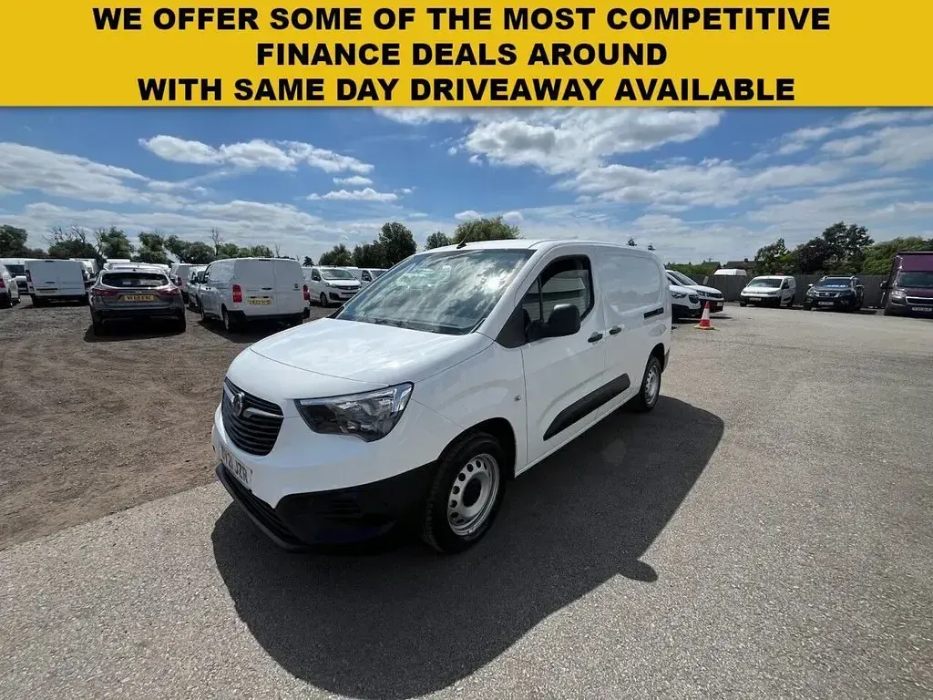 Used Vauxhall Combo 100 HP (73 kW) 2021 White MPV