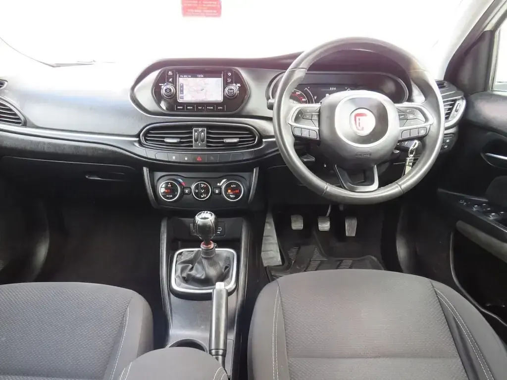 Used Fiat Tipo Lounge 95 HP (69 kW) 2017 White Hatchback