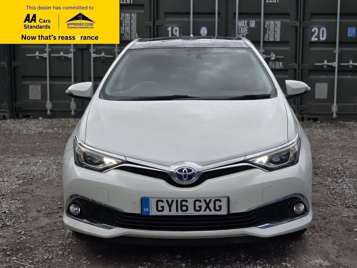 Used Toyota Auris Hybrid 136 HP (100 kW) 2016 White Hatchback