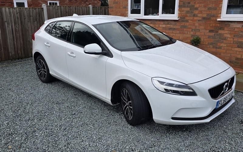 Used Volvo V40 Momentum 122 HP (89 kW) 2019 Hatchback