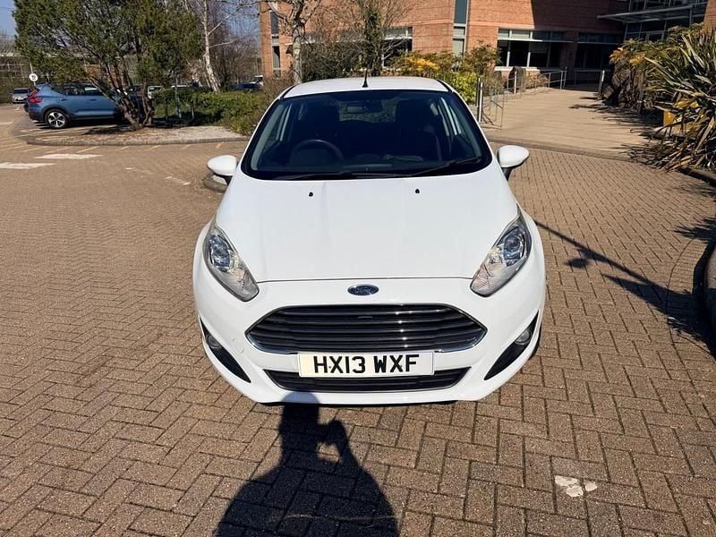 Used Ford Fiesta Zetec 105 HP (77 kW) 2013 White Hatchback