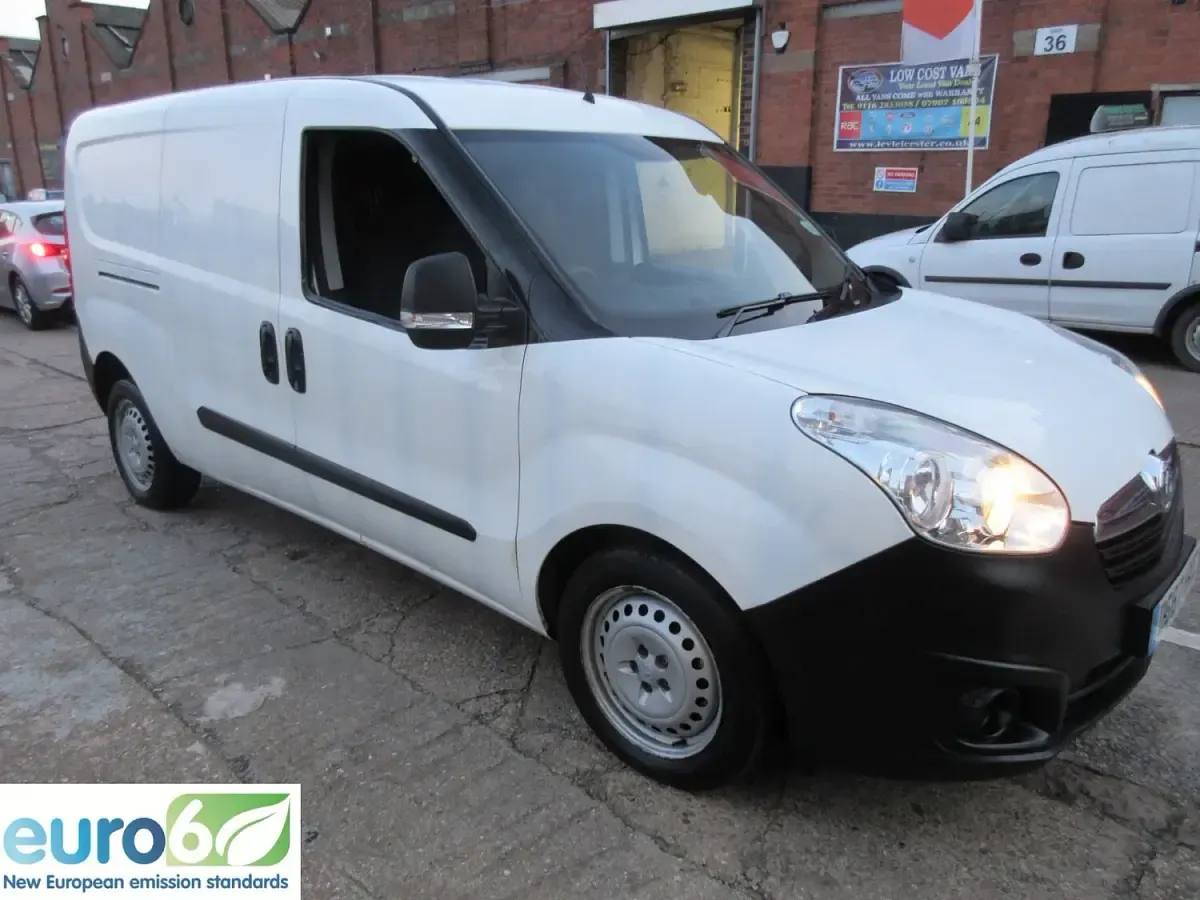 Used Vauxhall Combo 105 HP (77 kW) 2018 White MPV