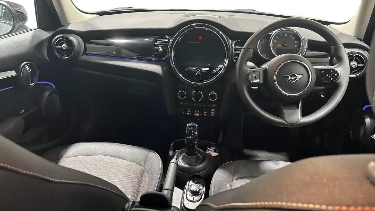 Usado Mini Cooper Classic 134 HP (98 kW) 2022 Cinzento Citadino