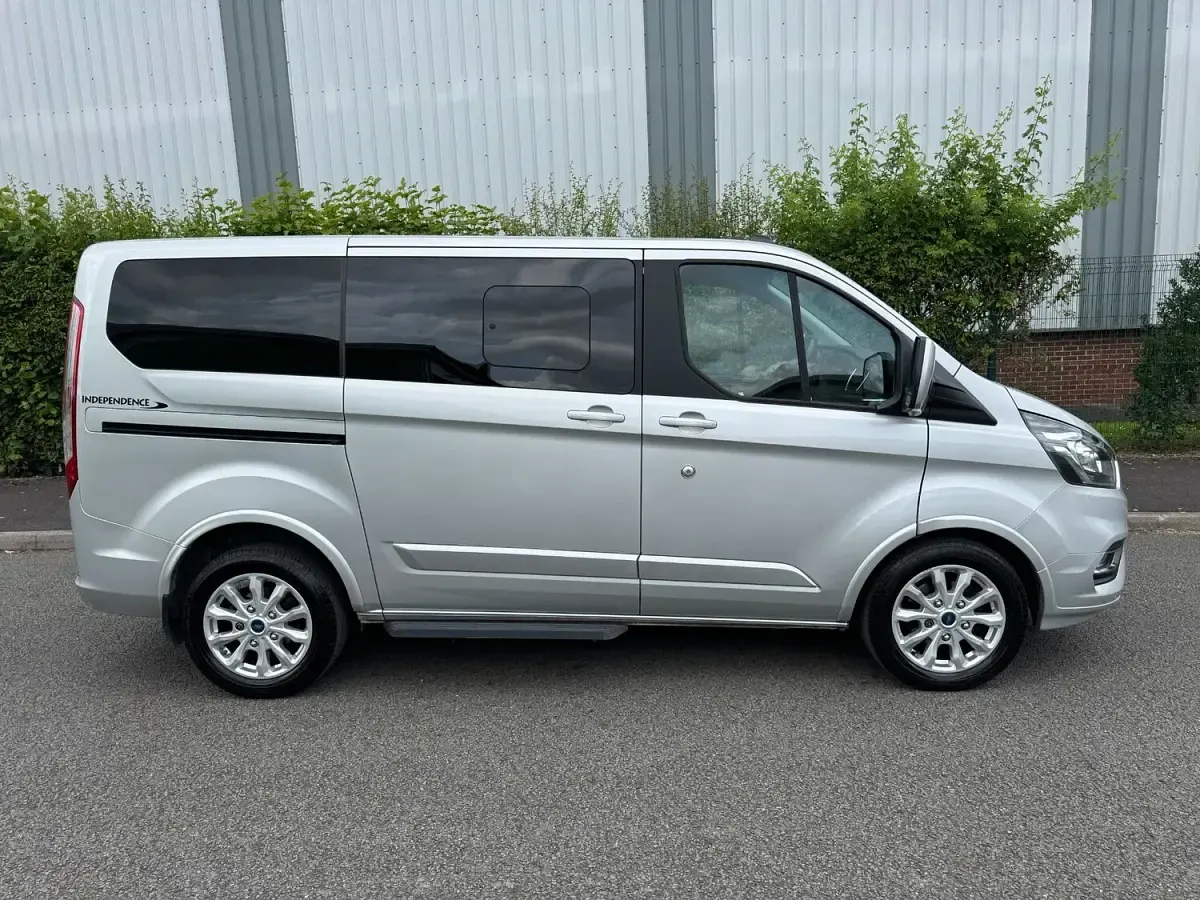 Used Ford Tourneo Titanium 130 HP (95 kW) 2020 Silver MPV