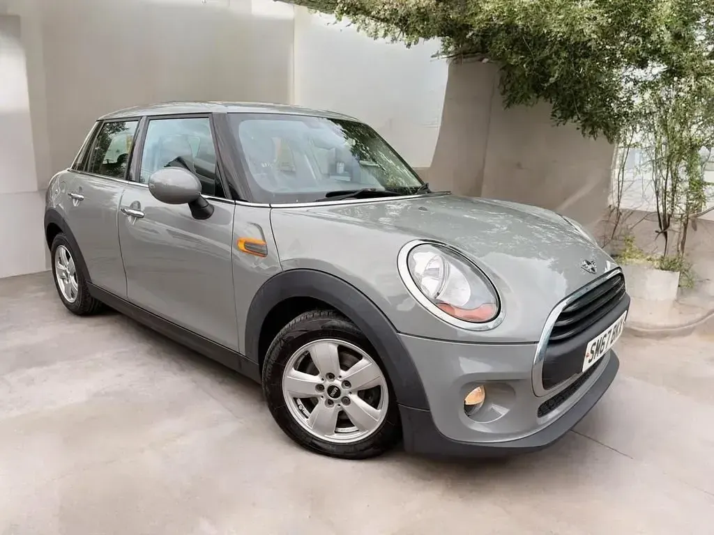 Usado Mini ONE Hatch 102 HP (75 kW) 2017 Cinzento Citadino
