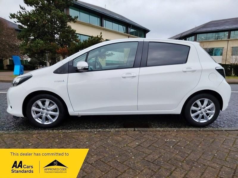 Used Toyota Yaris Hybrid T4 101 HP (74 kW) 2013 White Hatchback