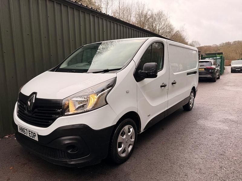 White Used 2017 Renault Trafic Business MPV | £5,995 (Good price) - Image 1/2