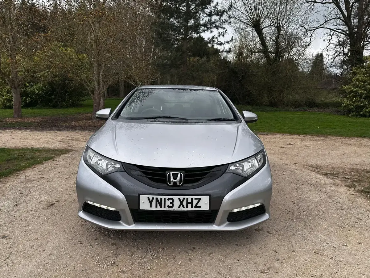Käytetty Honda Civic 2013 Hopea Viistoperä