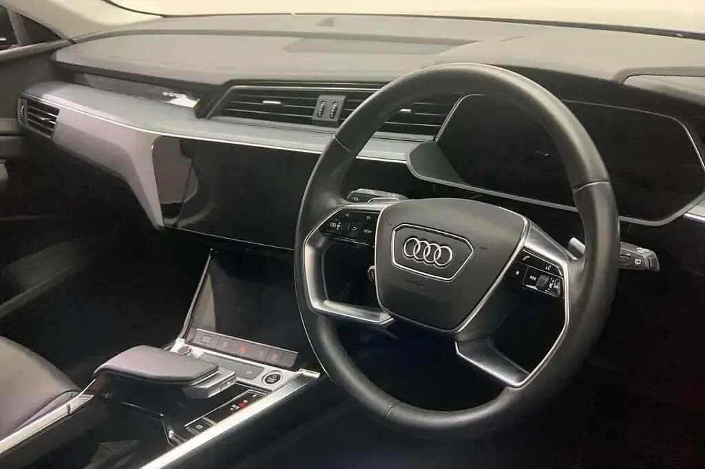 Usado Audi e-tron Advanced 230 kW (313 HP) 2022 Preto SUV