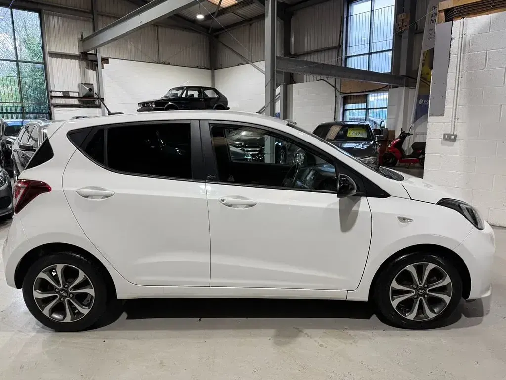 Used Hyundai i10 67 HP (49 kW) 2019 White Hatchback