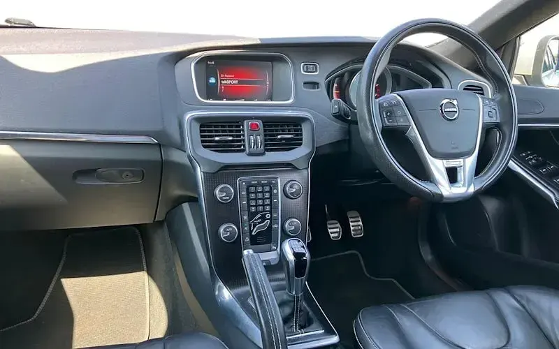 Used Volvo V40 R-Design Pro 152 HP (111 kW) 2019 Hatchback