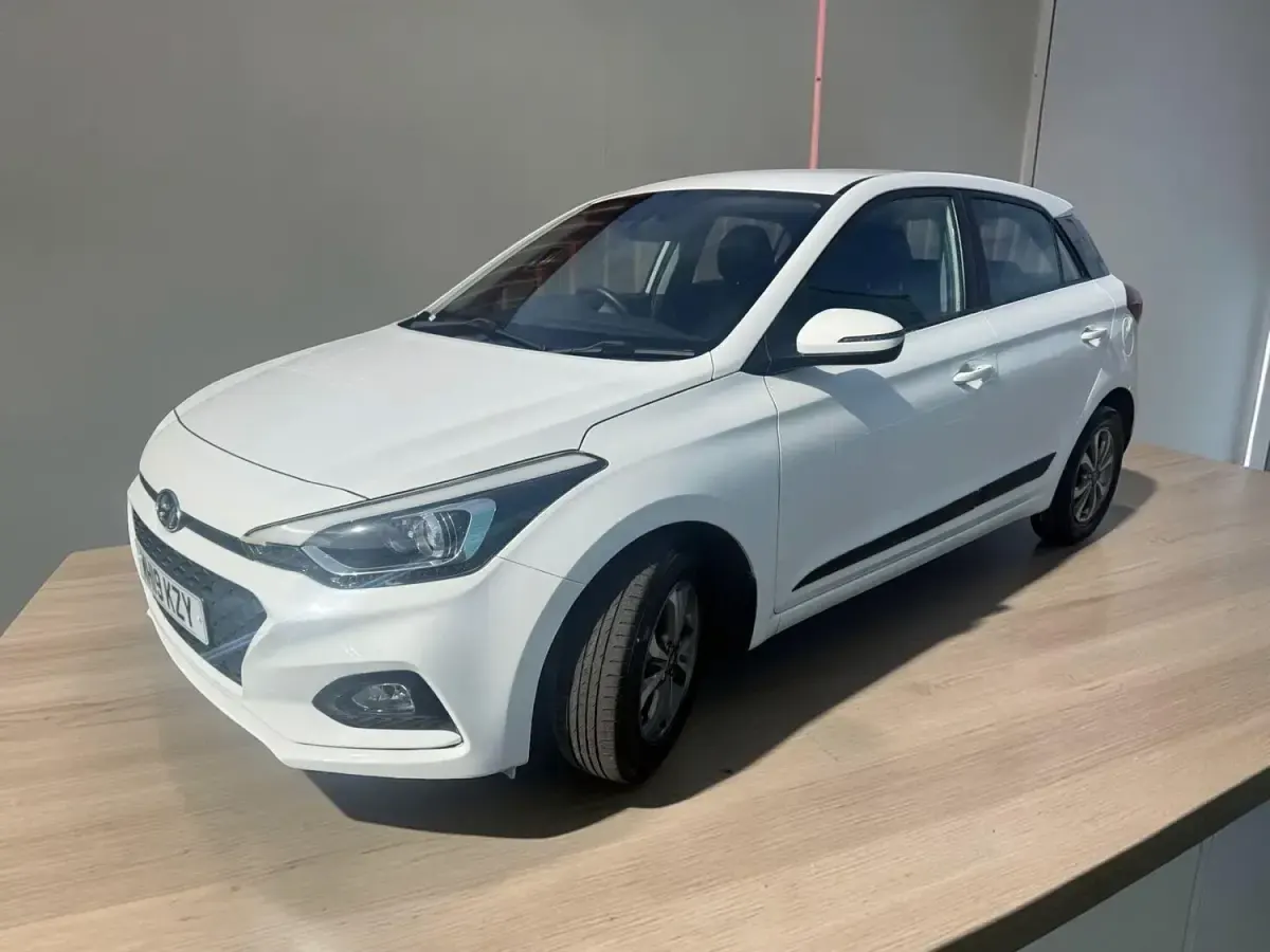 Used Hyundai i20 SE 84 HP (61 kW) 2019 White Hatchback