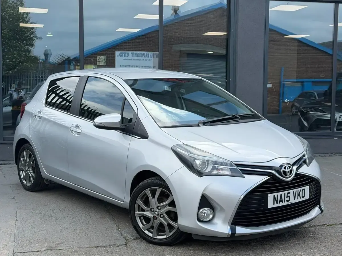 Second-hand Toyota Yaris 99 CP (72 kW) 2015 Argintiu Hatchback
