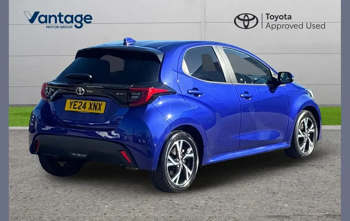 Used Toyota Yaris Design 113 HP (83 kW) 2024 Blue Hatchback