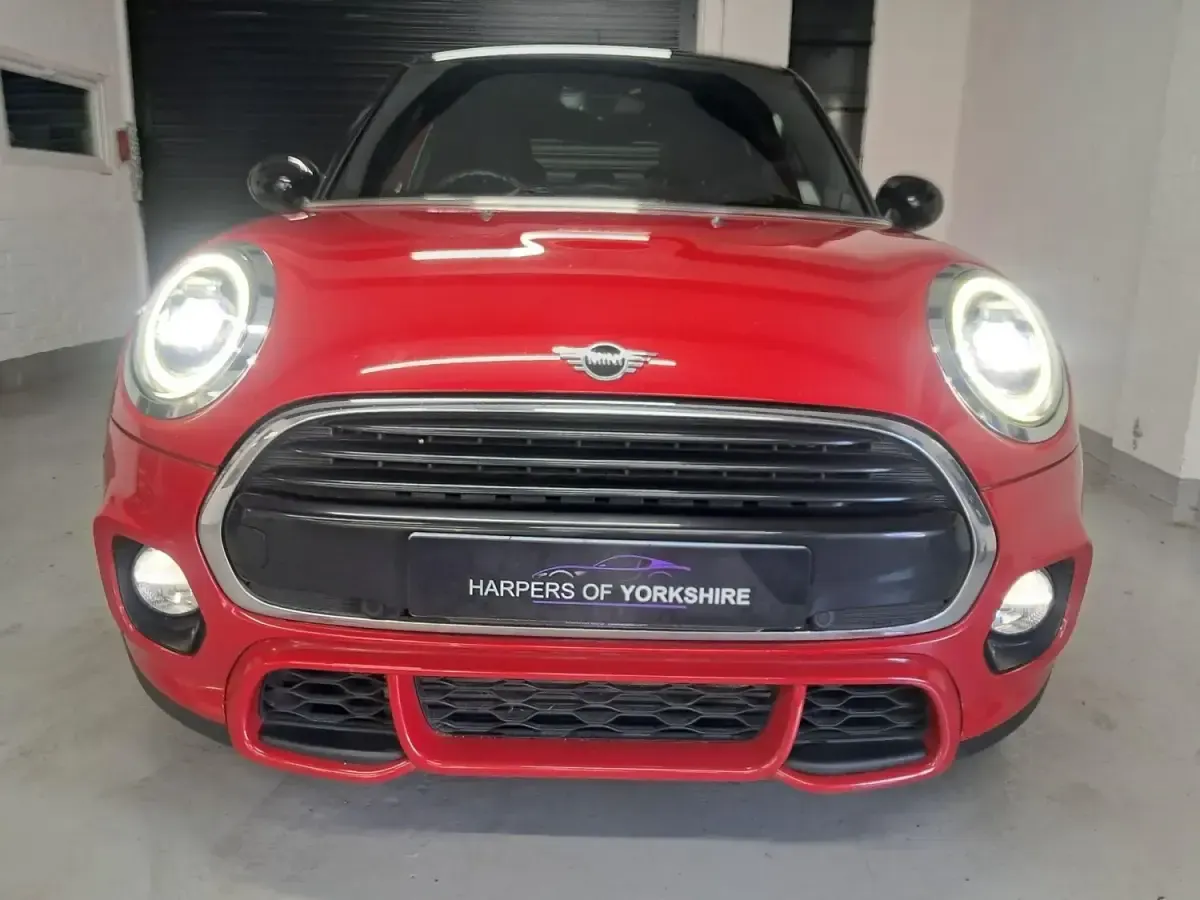 Begagnad Mini Cooper Hatch 2019 Röd Halvkombi