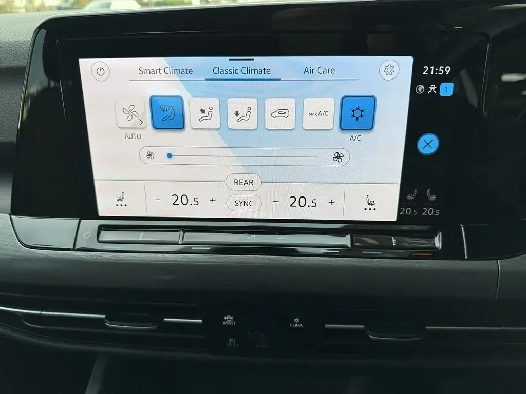 Używany VW Golf VII Style 150 KM (110 kW) 2020 Biały Hatchback