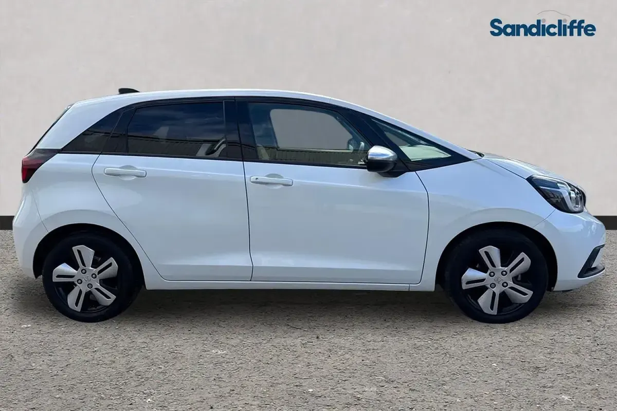 Used Honda Jazz Hybrid 109 HP (80 kW) 2022 White Hatchback