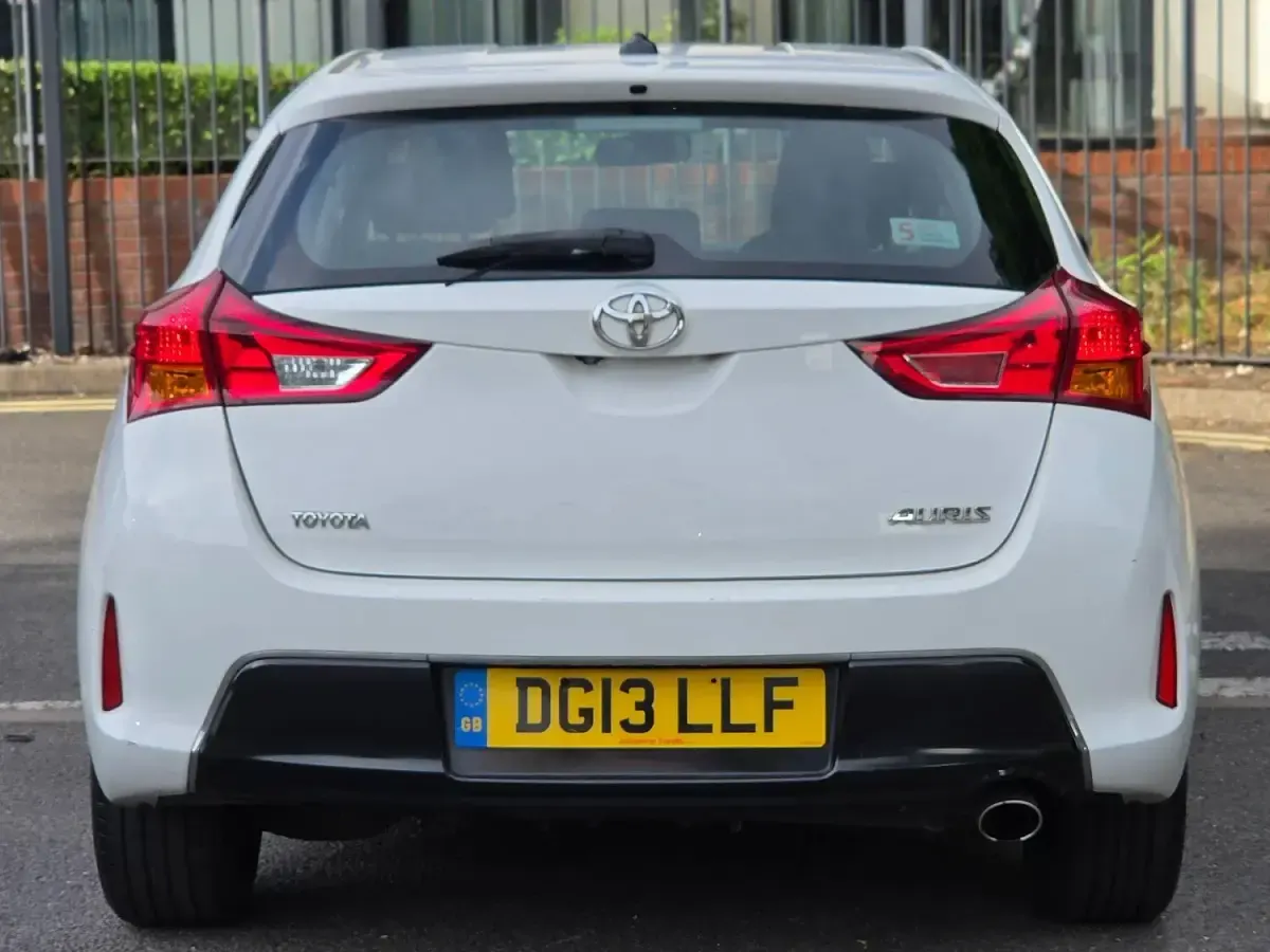 Used Toyota Auris 132 HP (97 kW) 2013 White Hatchback