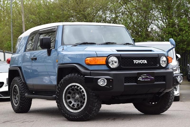 Used Toyota FJ Cruiser 260 HP (191 kW) 2015 Metallic baby blue SUV