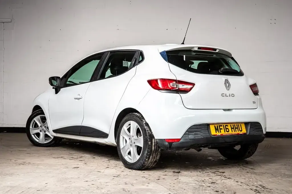 Used Renault Clio Play 90 HP (66 kW) 2016 White Hatchback
