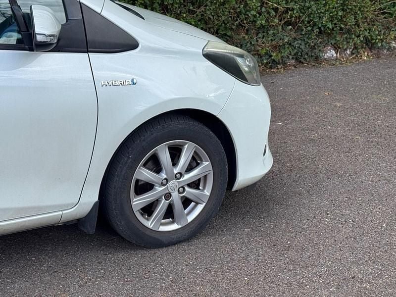 Used Toyota Yaris Hybrid 101 HP (74 kW) 2013 White Hatchback