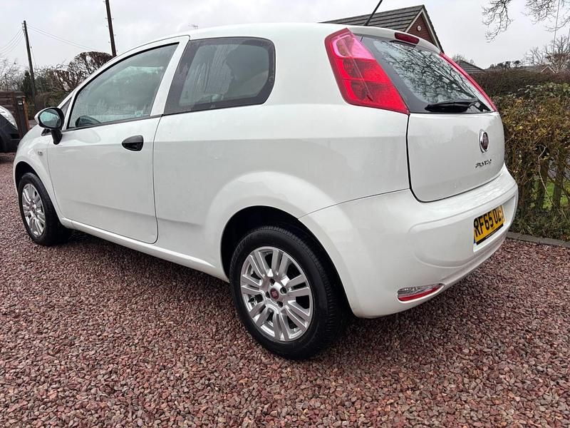 Used Fiat Punto Pop 69 HP (50 kW) 2015 White Hatchback