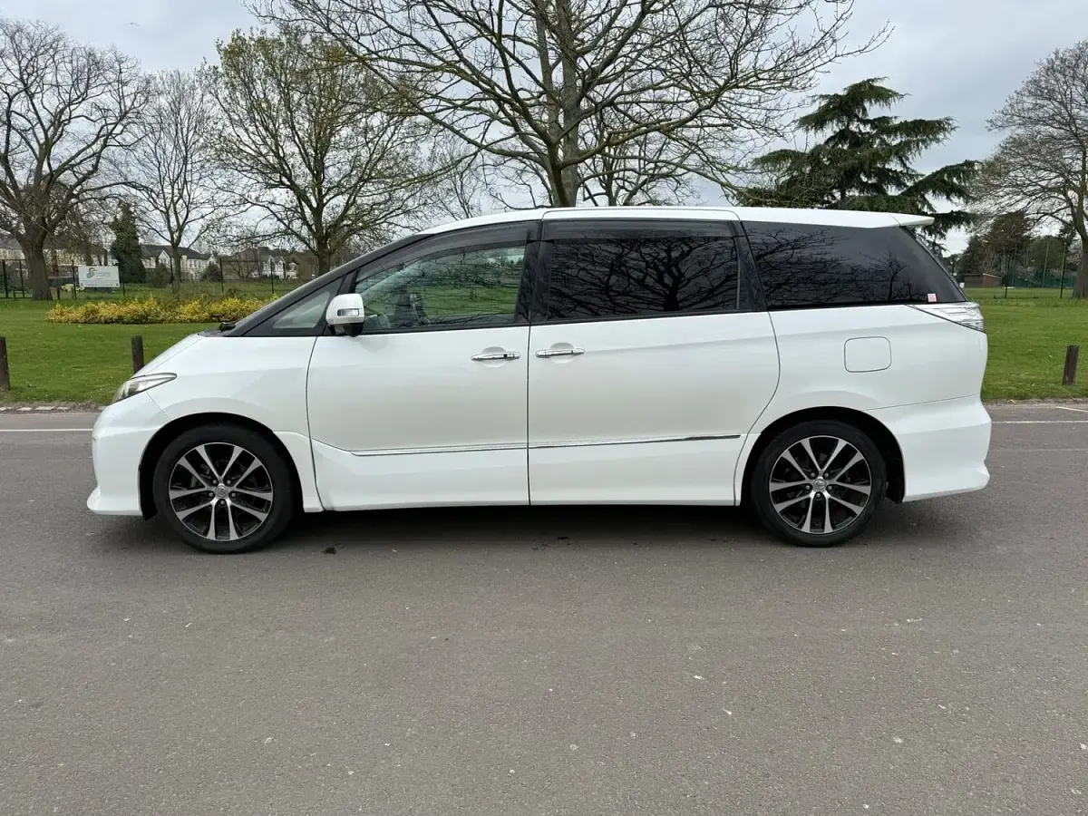 Used Toyota Estima 170 HP (125 kW) 2013 White MPV