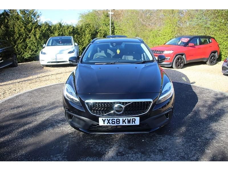 Used Volvo V40 2018 Onyx black metallic Hatchback