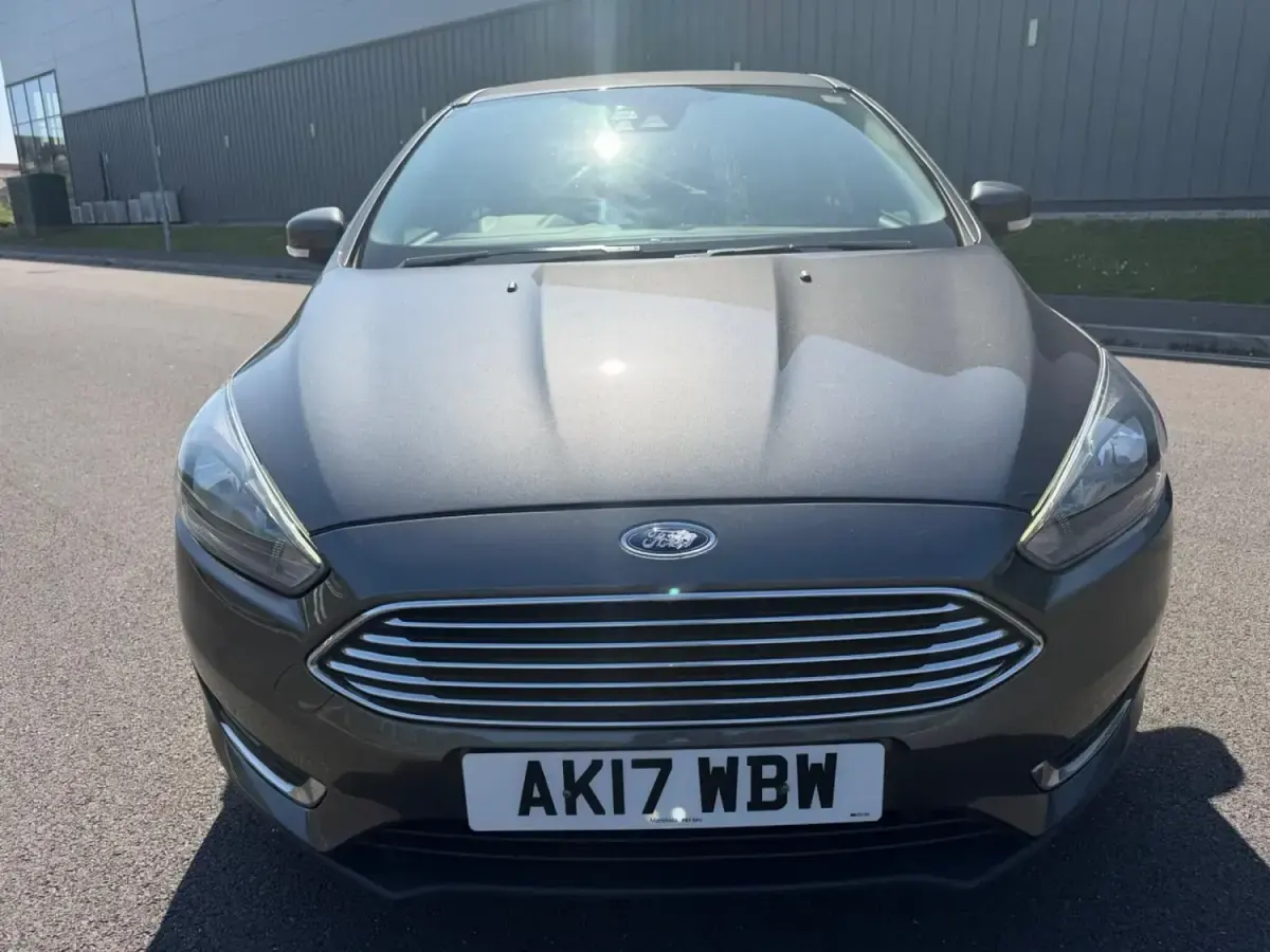 Usado Ford Focus Titanium 125 CV (91 kW) 2017 Gris Utilitario