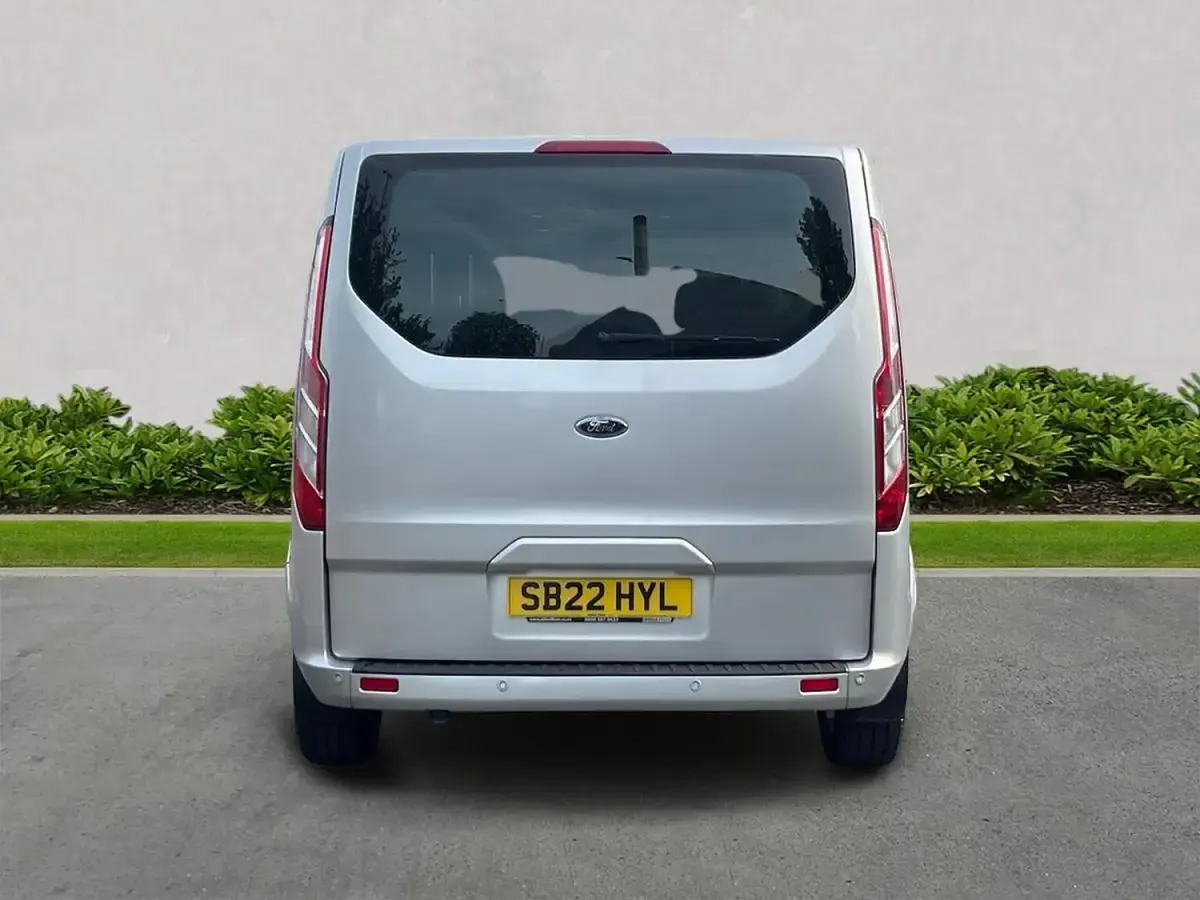 Usado Ford Tourneo Titanium 130 CV (95 kW) 2022 Plateado Monovolumen