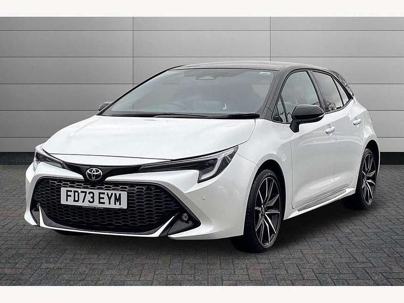 Used Toyota Corolla Sport 196 HP (144 kW) 2023 Platinum pearl white with black roof Hatchback