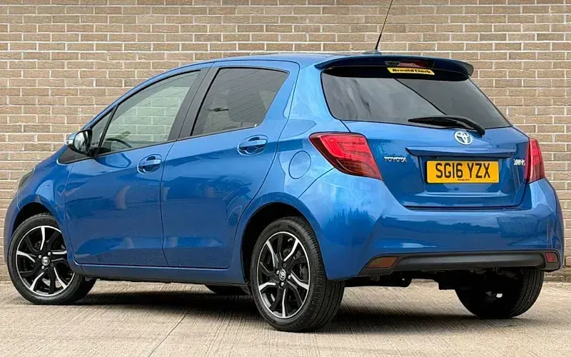 Used Toyota Yaris Design 99 HP (72 kW) 2016 Blue Hatchback