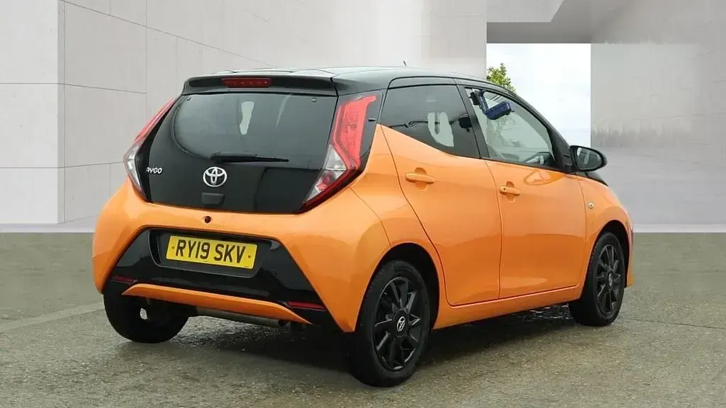 Used Toyota Aygo X-cite 72 HP (52 kW) 2019 Orange Hatchback