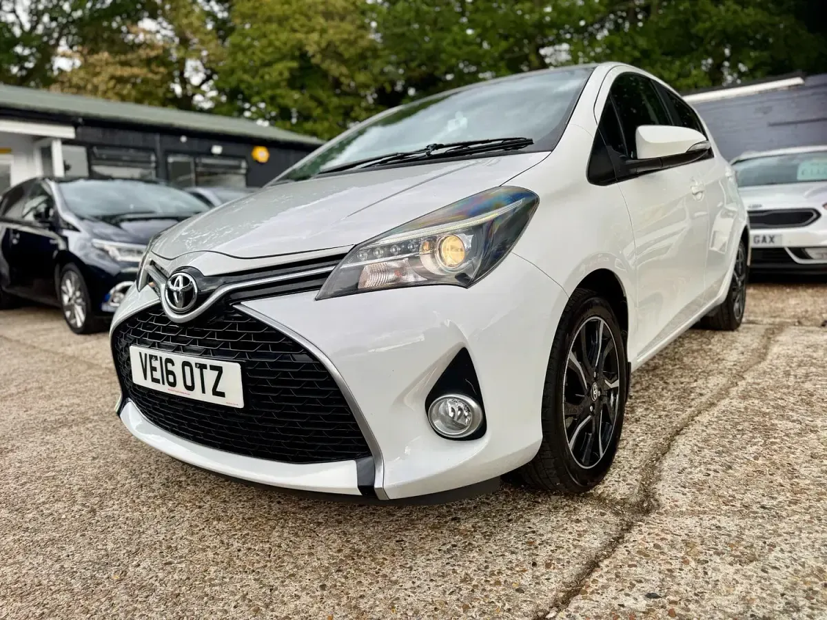 Used Toyota Yaris Design 99 HP (72 kW) 2016 White Hatchback