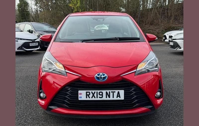 Used Toyota Yaris Hybrid 99 HP (72 kW) 2019 Red Hatchback