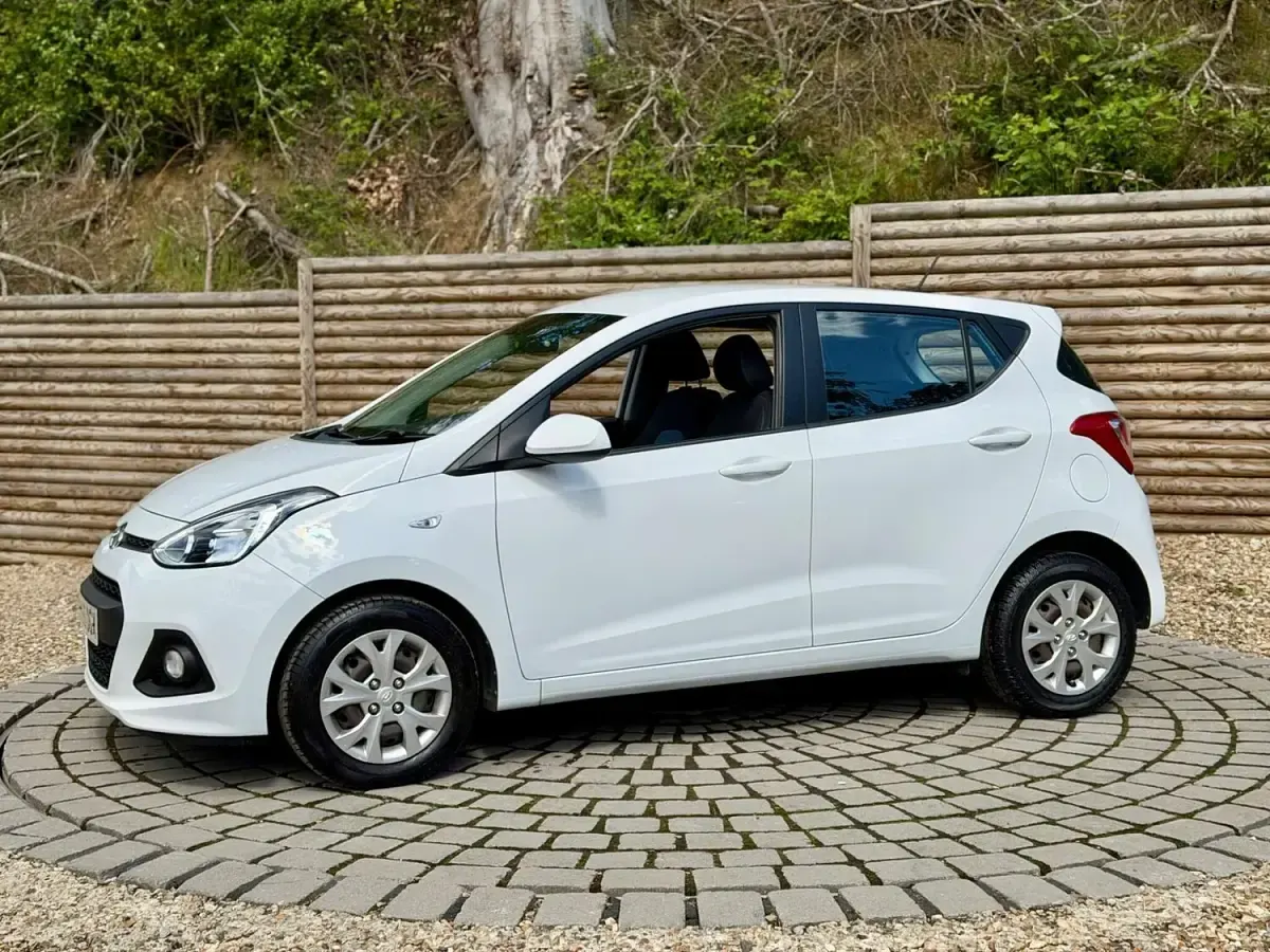 Used Hyundai i10 SE 87 HP (63 kW) 2015 White Hatchback
