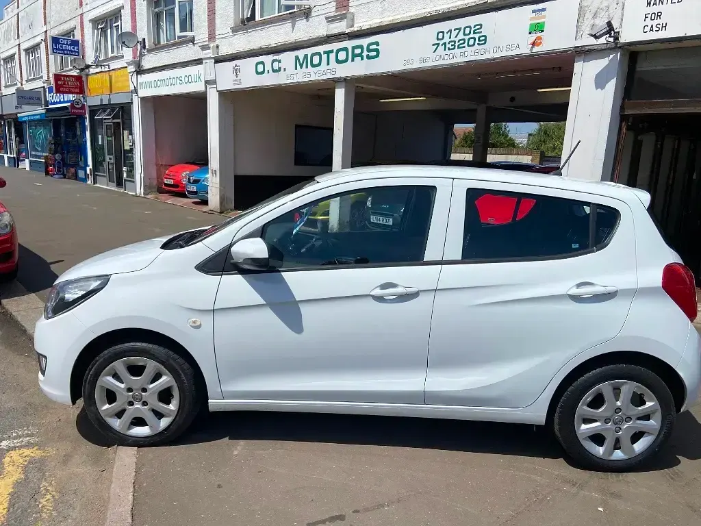 Used Vauxhall Viva 75 HP (55 kW) 2015 White Hatchback