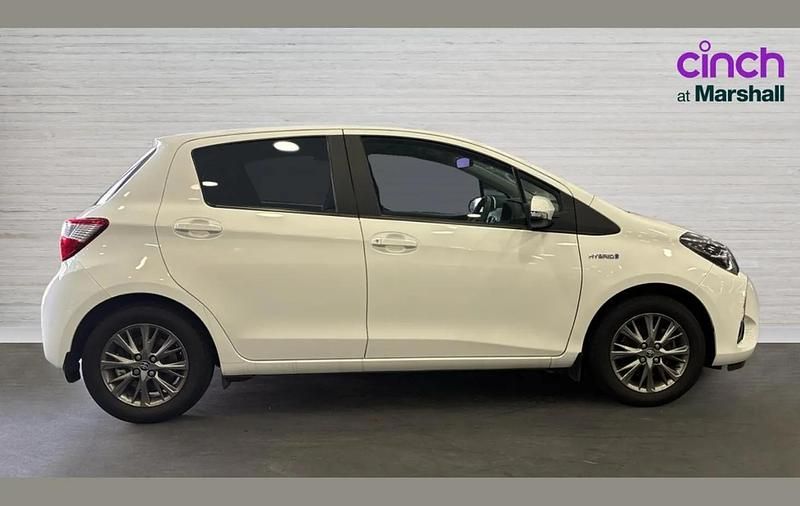Used Toyota Yaris Hybrid 99 HP (72 kW) 2020 White Hatchback