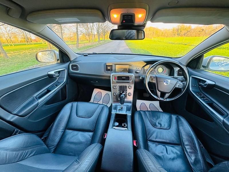 Used Volvo V60 SE Lux 180 HP (132 kW) 2022 Silver Estate