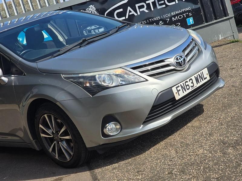 Used Toyota Avensis 126 HP (92 kW) 2013 Grey Sedan
