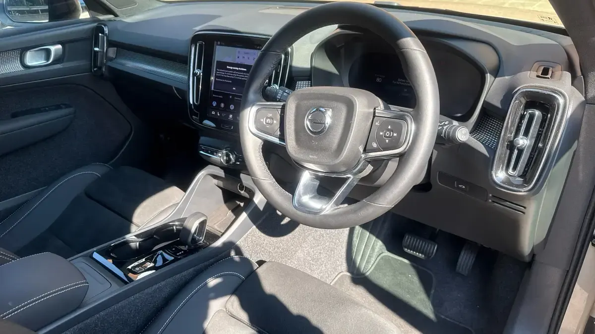 Used Volvo XC40 Plus 197 HP (144 kW) 2025 Gold SUV