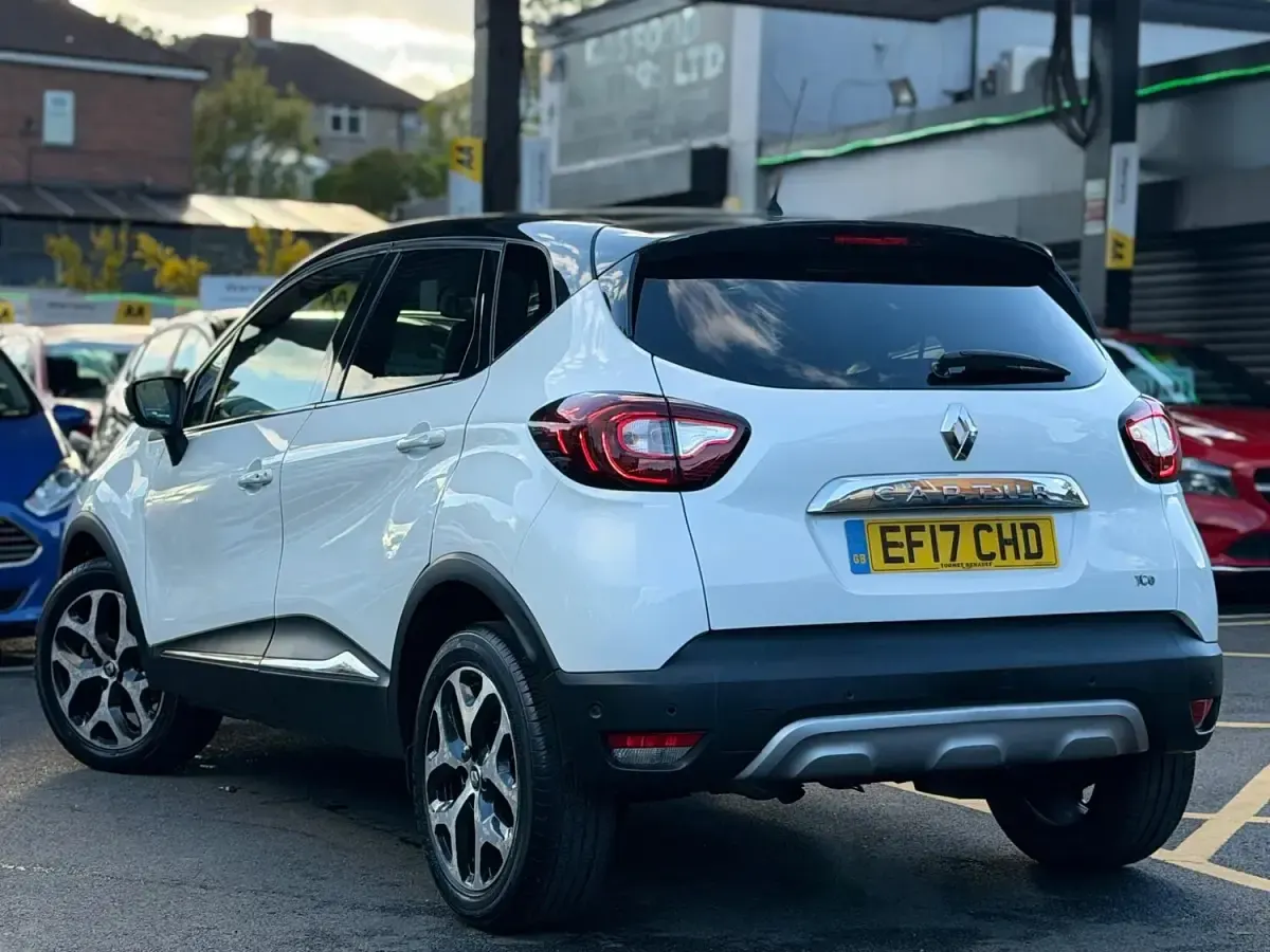 Used Renault Captur Signature 120 HP (88 kW) 2017 White/black SUV