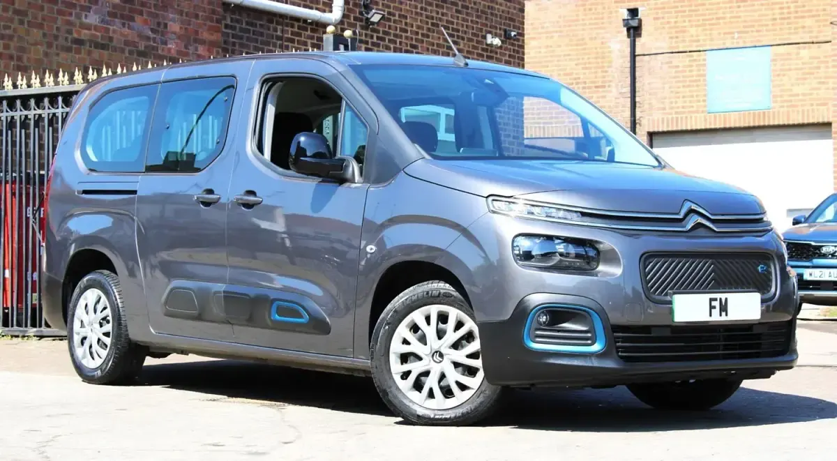 Usado Citroën e-Berlingo Feel 100 kW (136 HP) 2023 Cinzento Monovolume