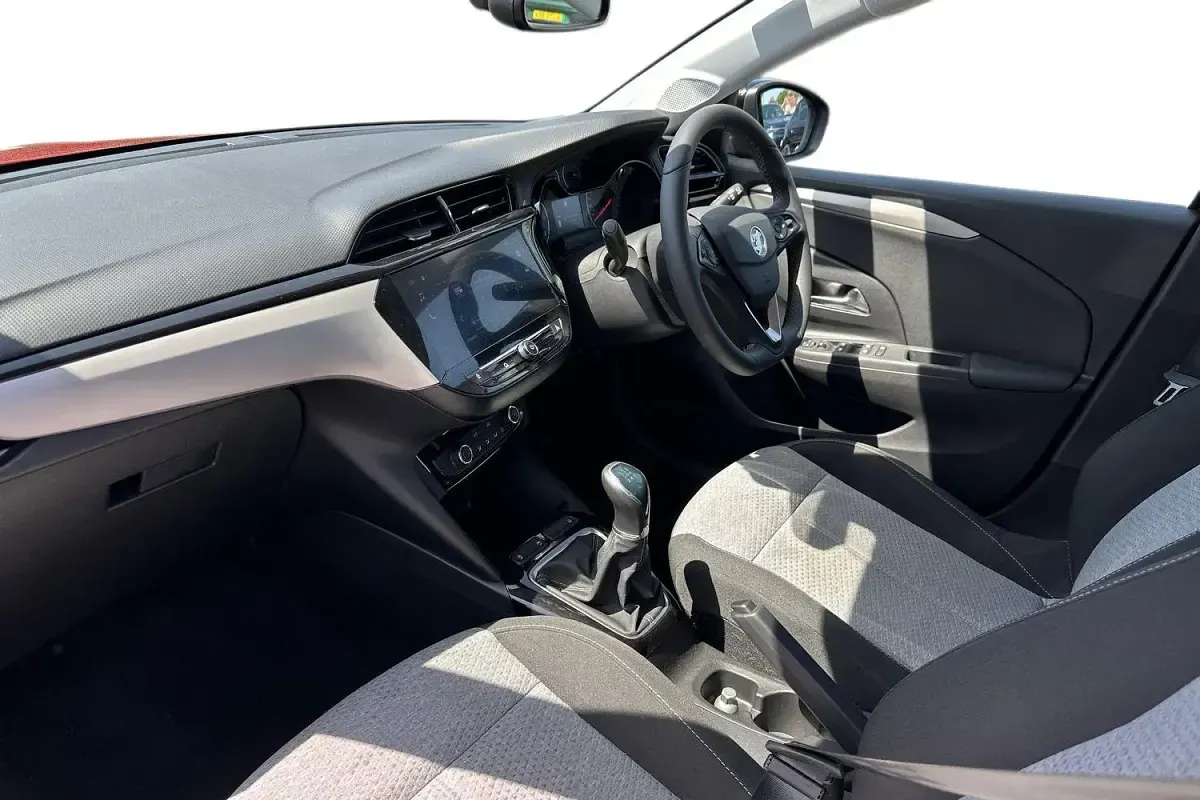 Usado Vauxhall Corsa Design Edition 75 CV (55 kW) 2024 Rojo Utilitario