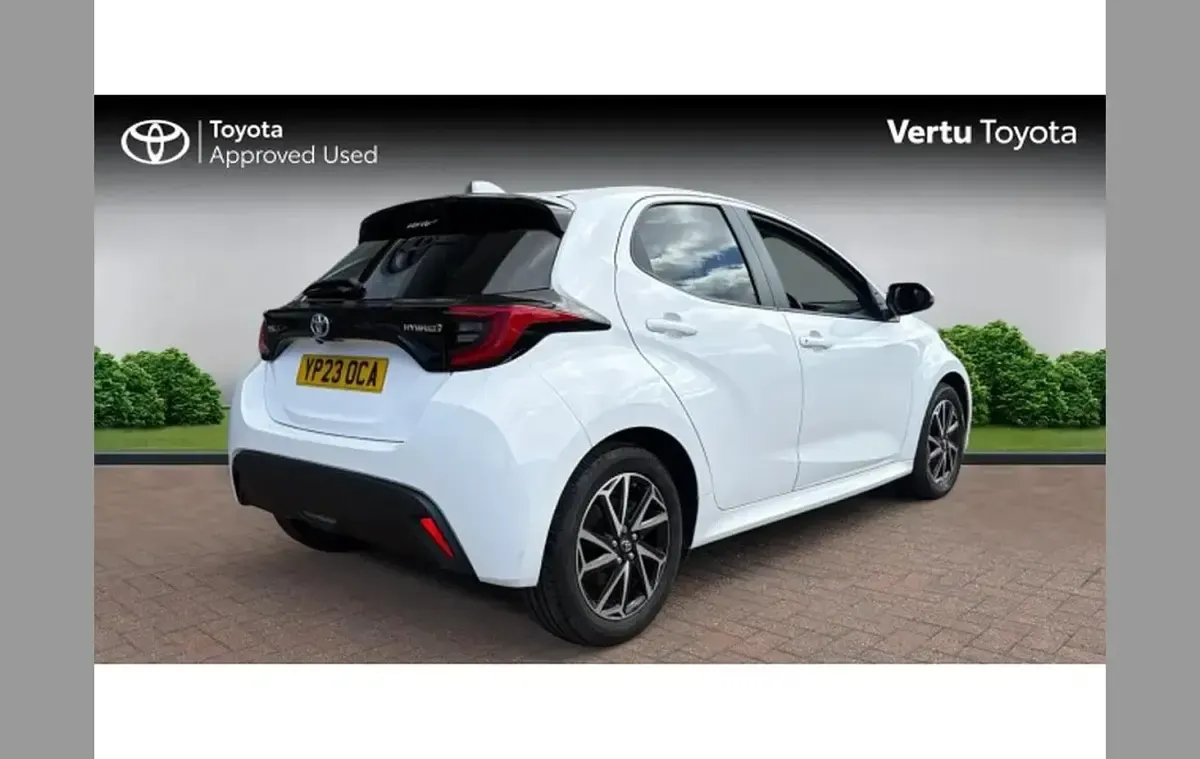 Used Toyota Yaris Design 113 HP (83 kW) 2023 White Hatchback