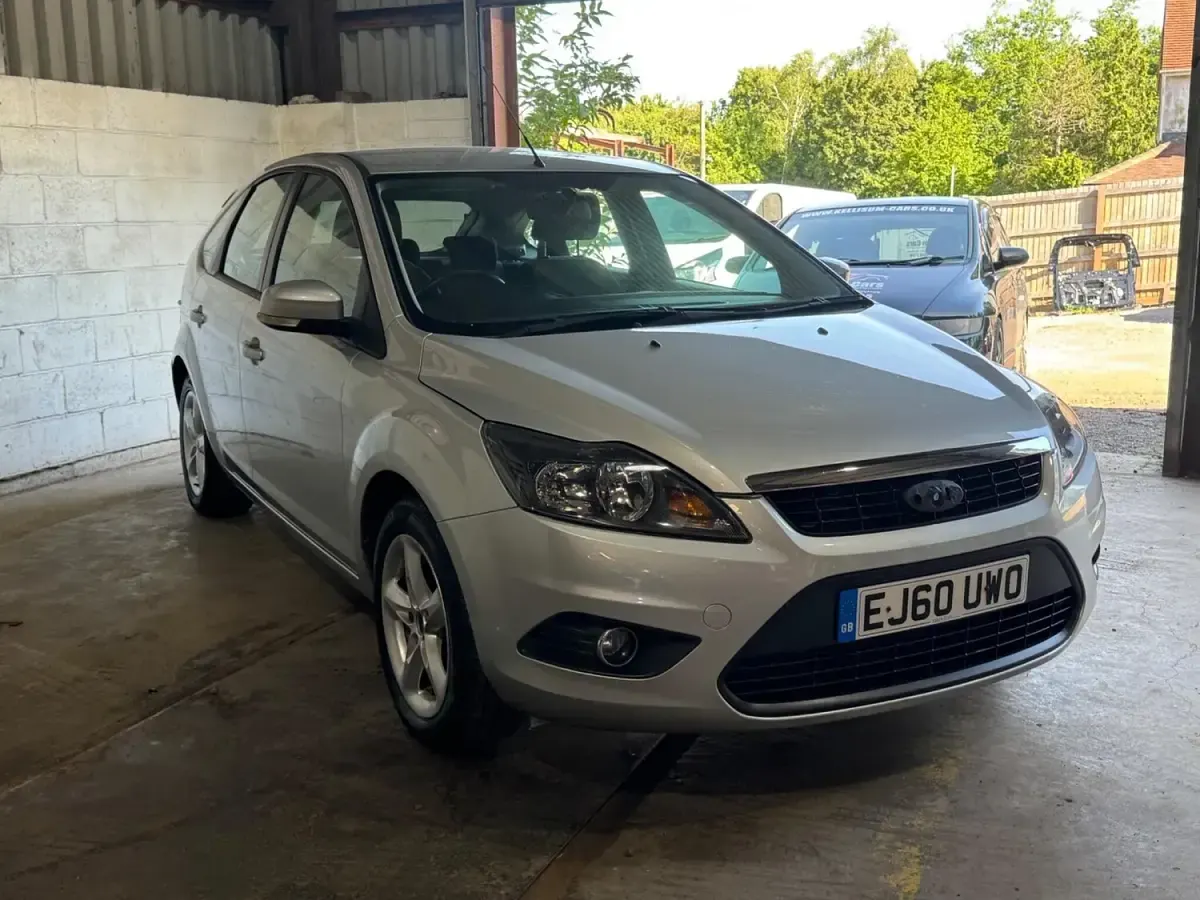 Usado Ford Focus Zetec 110 HP (80 kW) 2011 Prateado Citadino