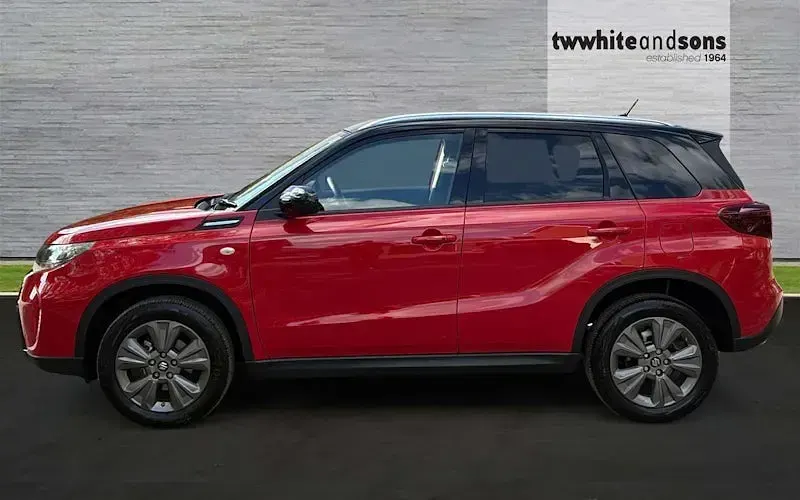 Used Suzuki Vitara 129 HP (94 kW) 2025 Bright red + cosmic black roof SUV