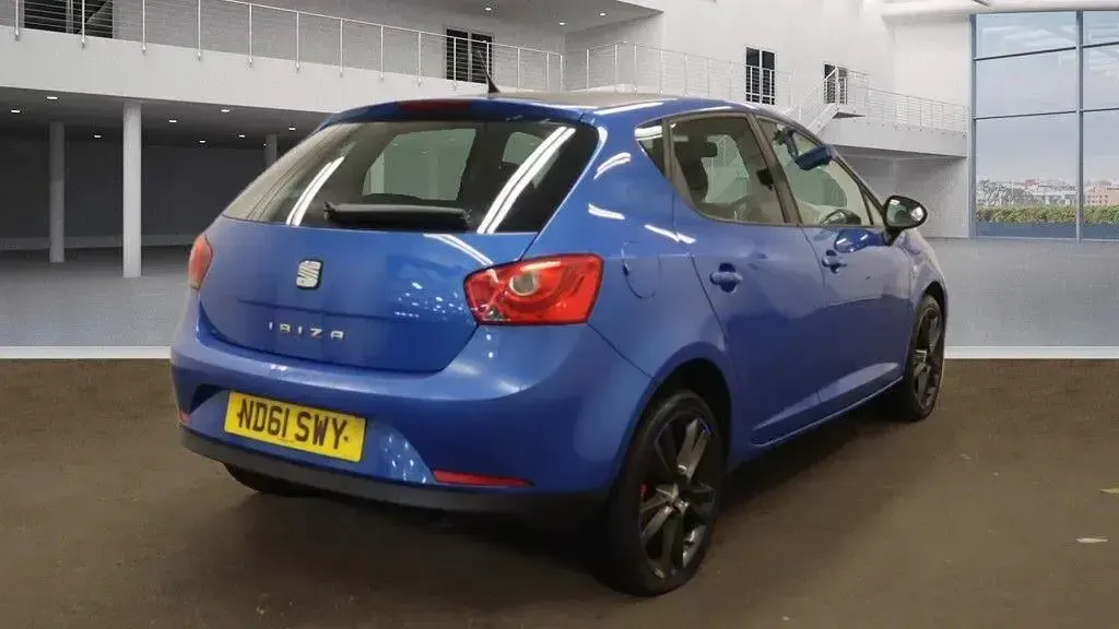 Begagnad Seat Ibiza 105 HK (77 kW) 2012 Blå Halvkombi