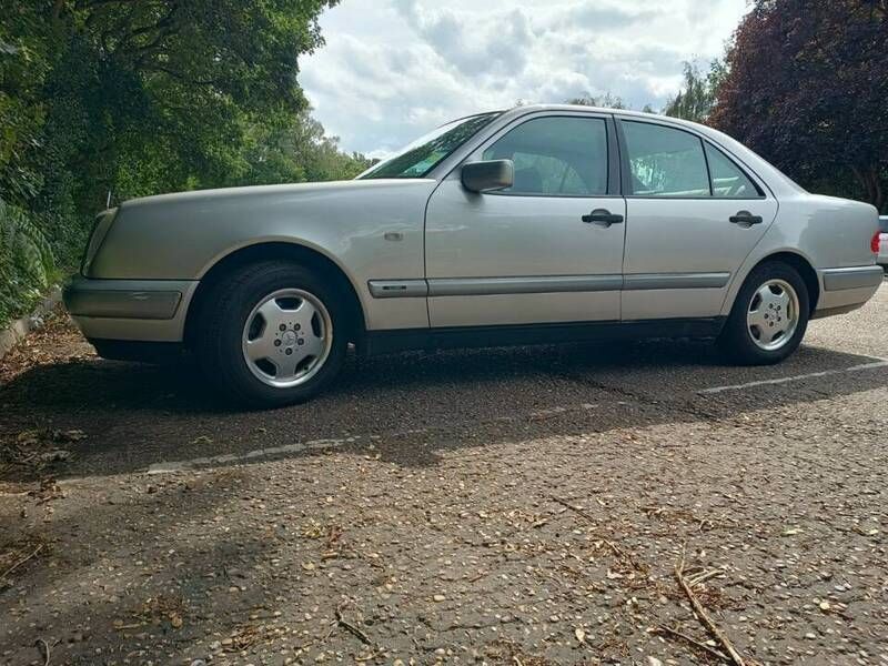 Used Mercedes E240 170 HP (125 kW) 1998 Silver Sedan