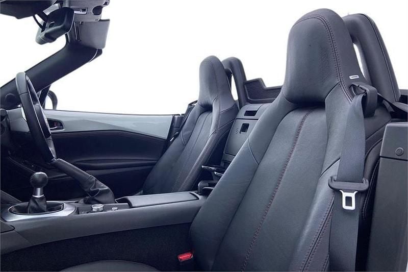 Used Mazda MX5 Inclusive 131 HP (96 kW) 2016 Crystal white Cabriolet